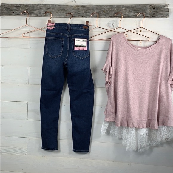 Curvy Fit, Mid Rise Classic Stone Wash Ankle Jean. - Picture 6 of 8